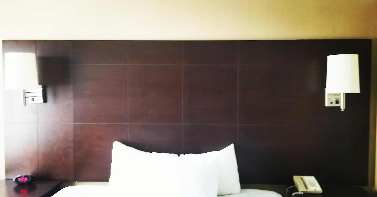 ***  Comfort Inn & Conference Centre Toronto Airport קנדה