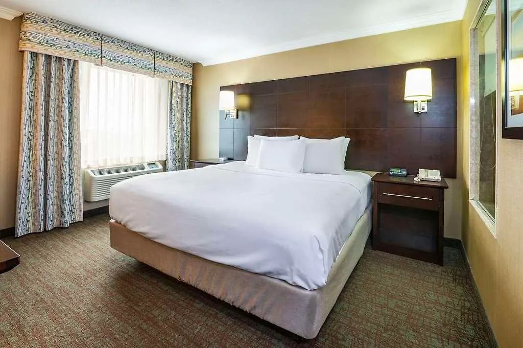 Comfort Inn & Conference Centre Toronto Airport 3*,